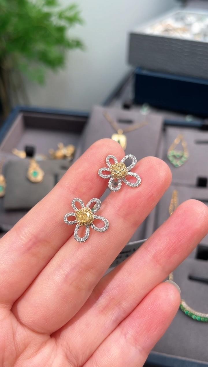 【闪购商品】钻石耳饰18K金镶嵌耳饰