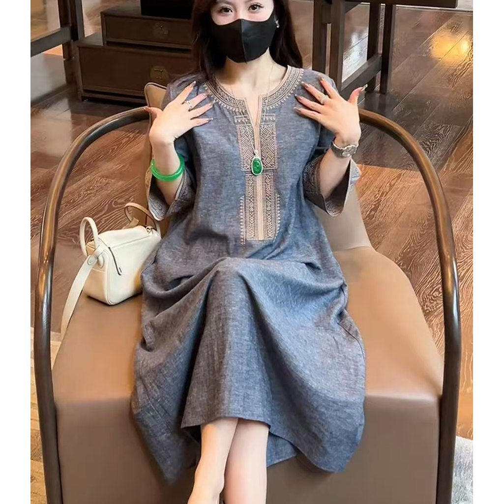 国风刺绣V领连衣裙女2025夏季新款大码宽松显瘦气质文艺中式长裙