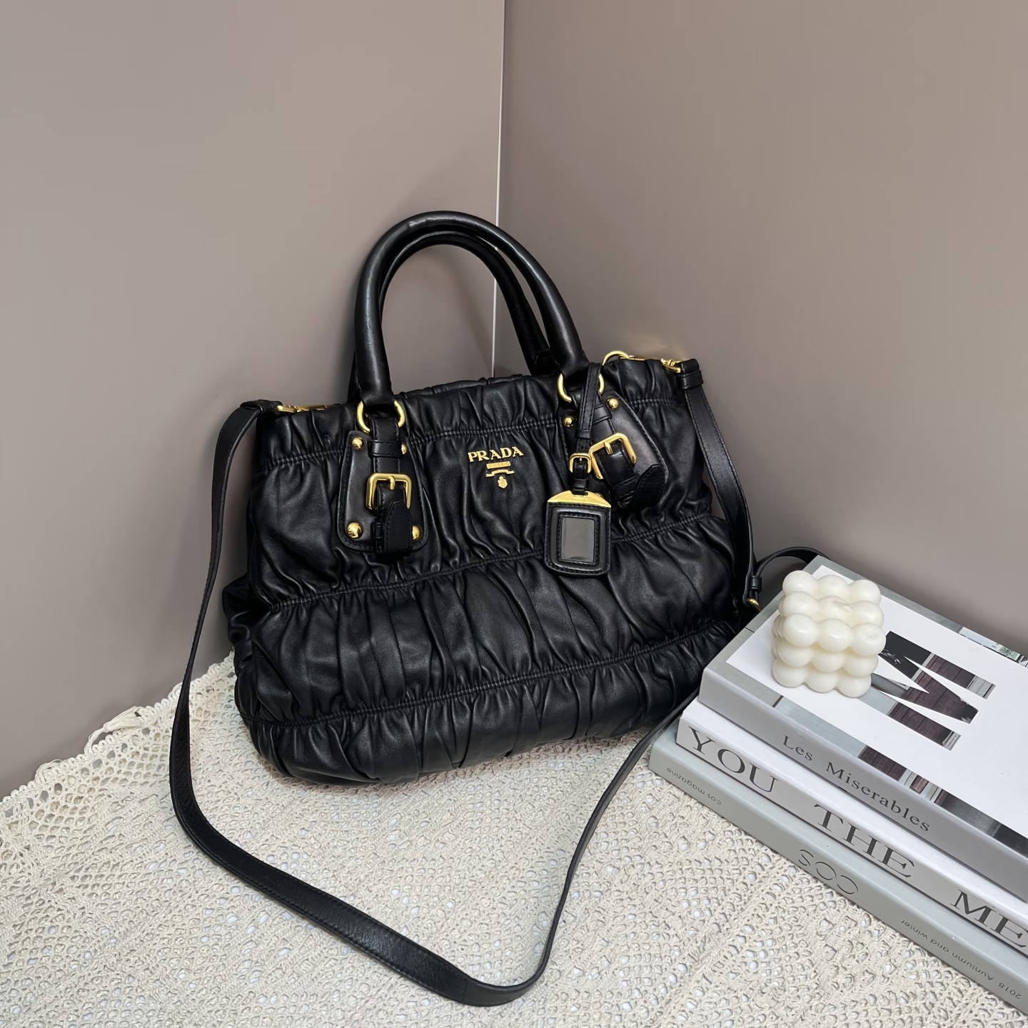 95新 Prada/普拉达 高级黑金褶皱手提包/EE12119820/9820