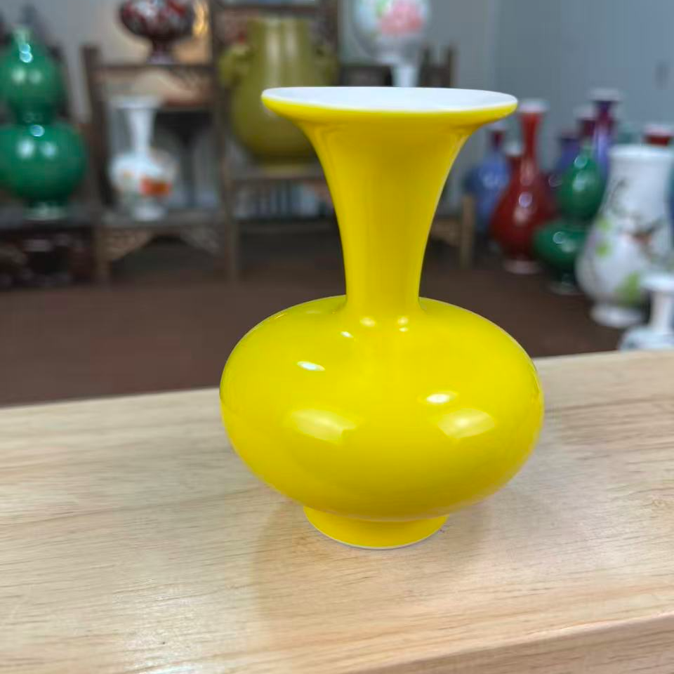 景德镇帝王黄手工扁肚瓶