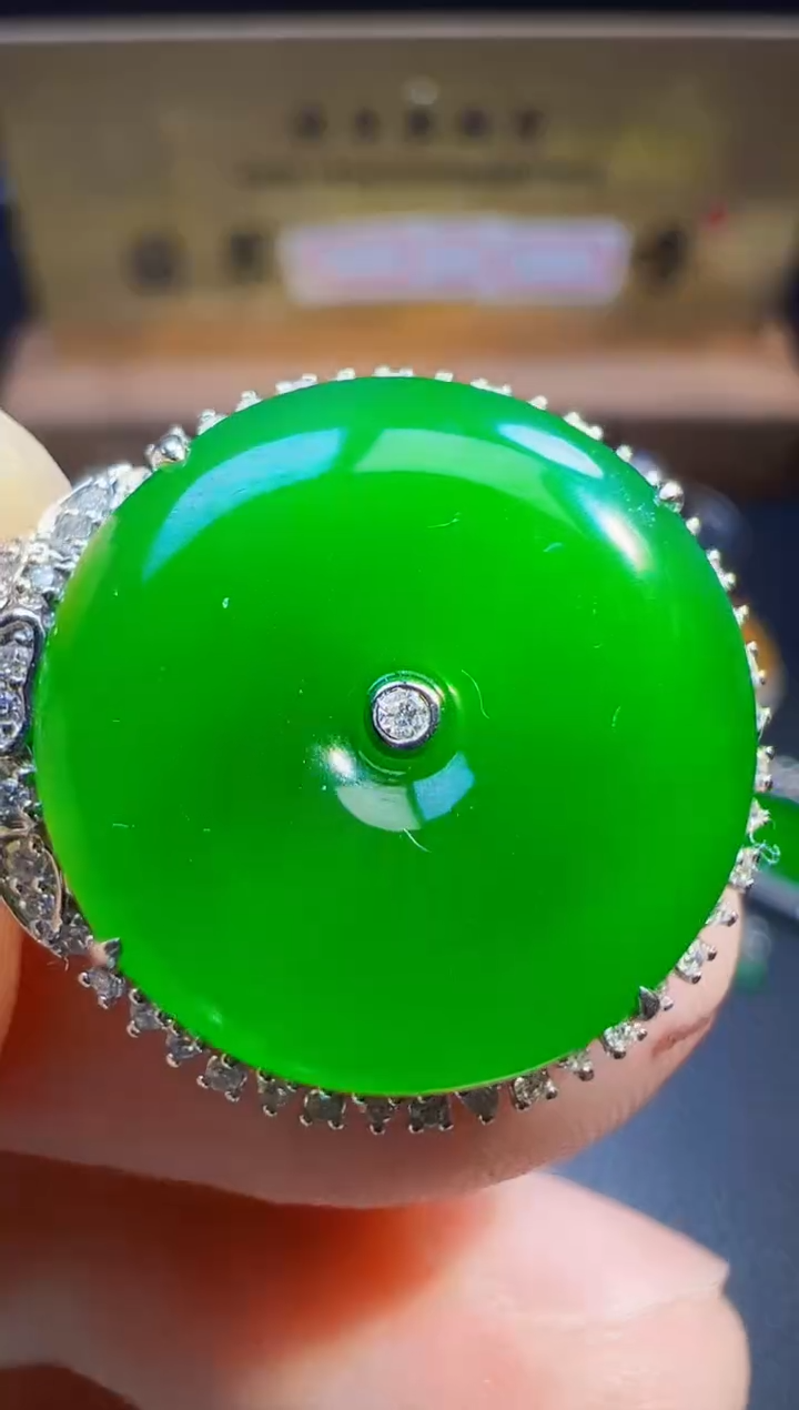 翡翠18K金镶嵌颈饰翡翠