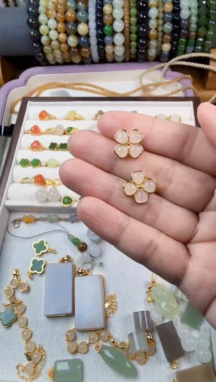 颈饰未镶嵌和田玉A****玲耳钉