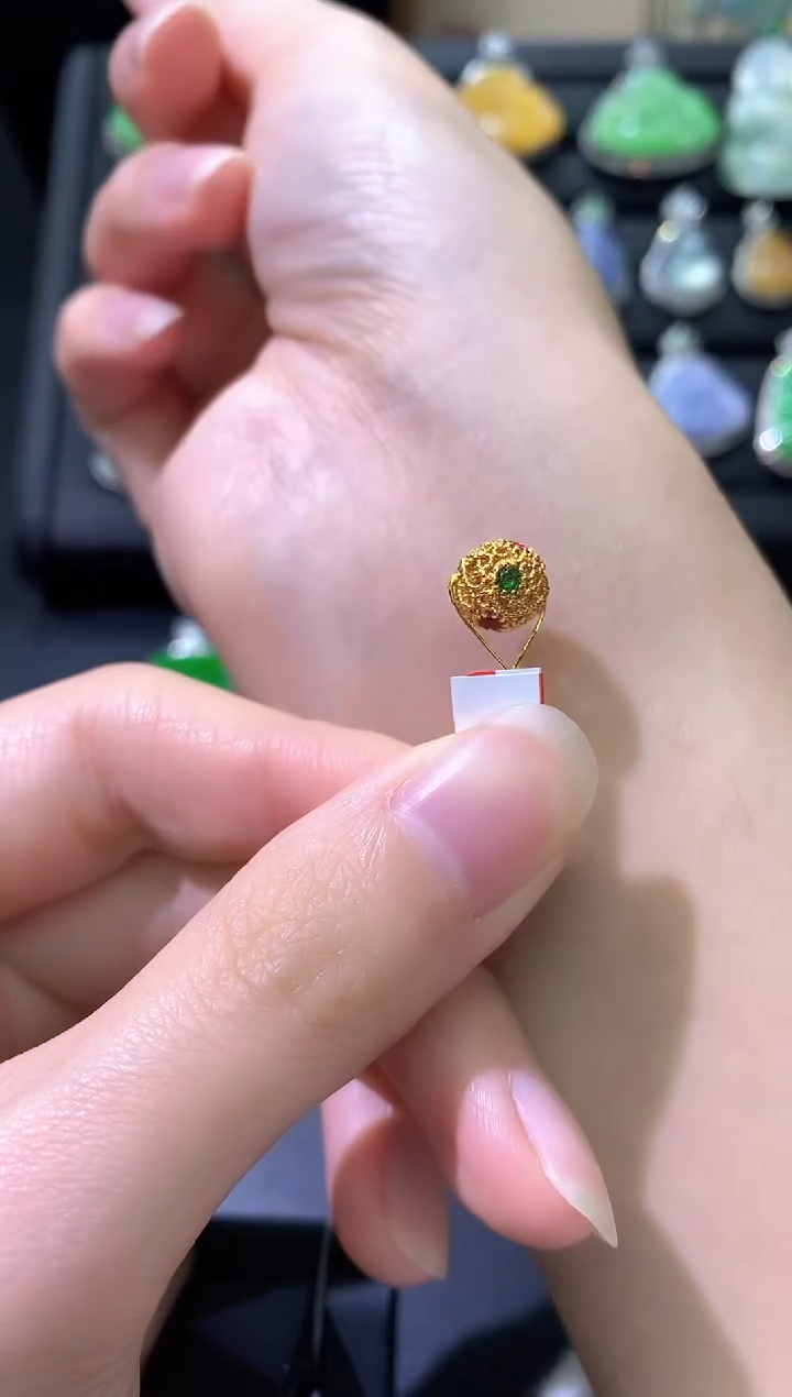 18K金镶嵌散珠翡翠绣球