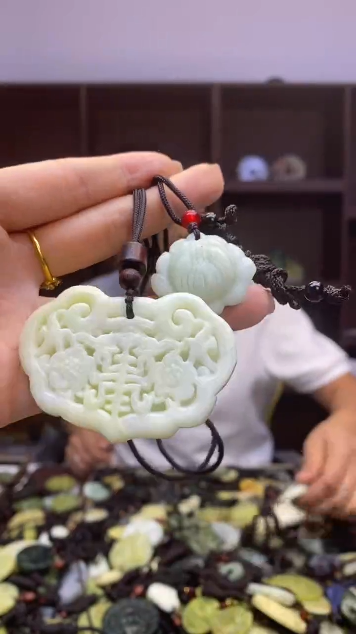 未镶嵌岫玉挂件  