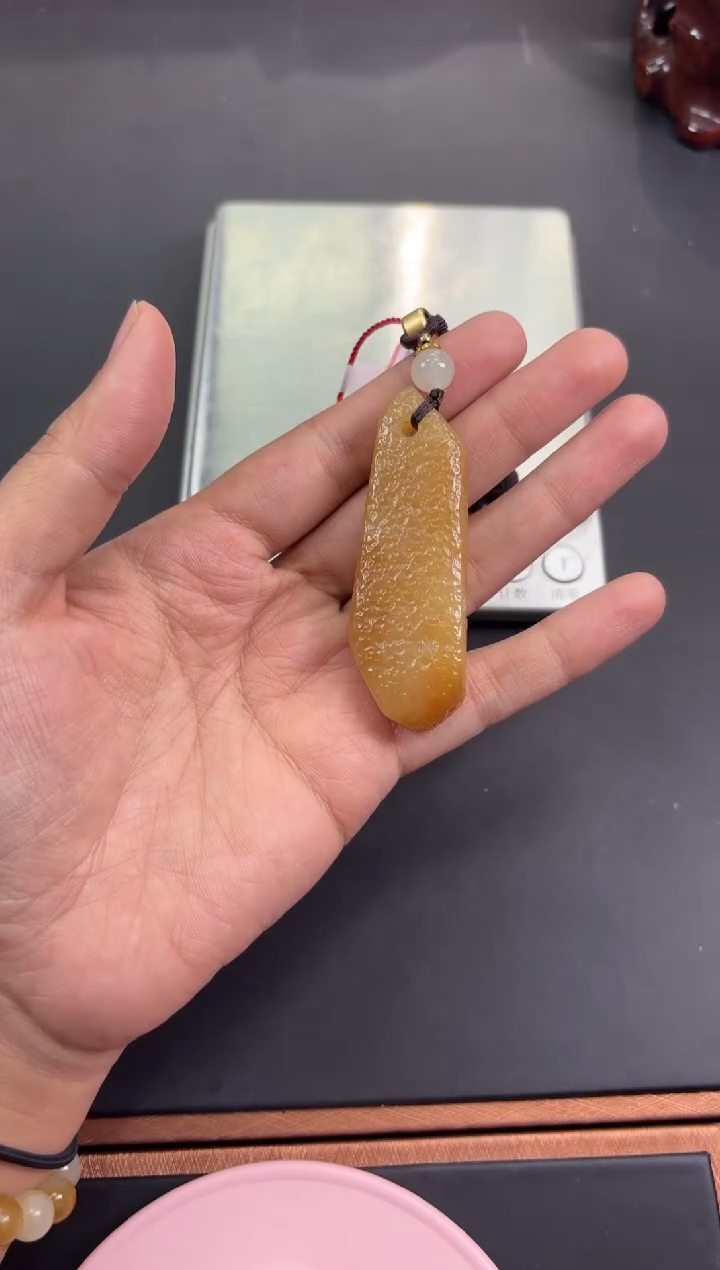 【闪购商品】和田玉吊坠(赠链)未镶嵌且末金山微色差吊坠