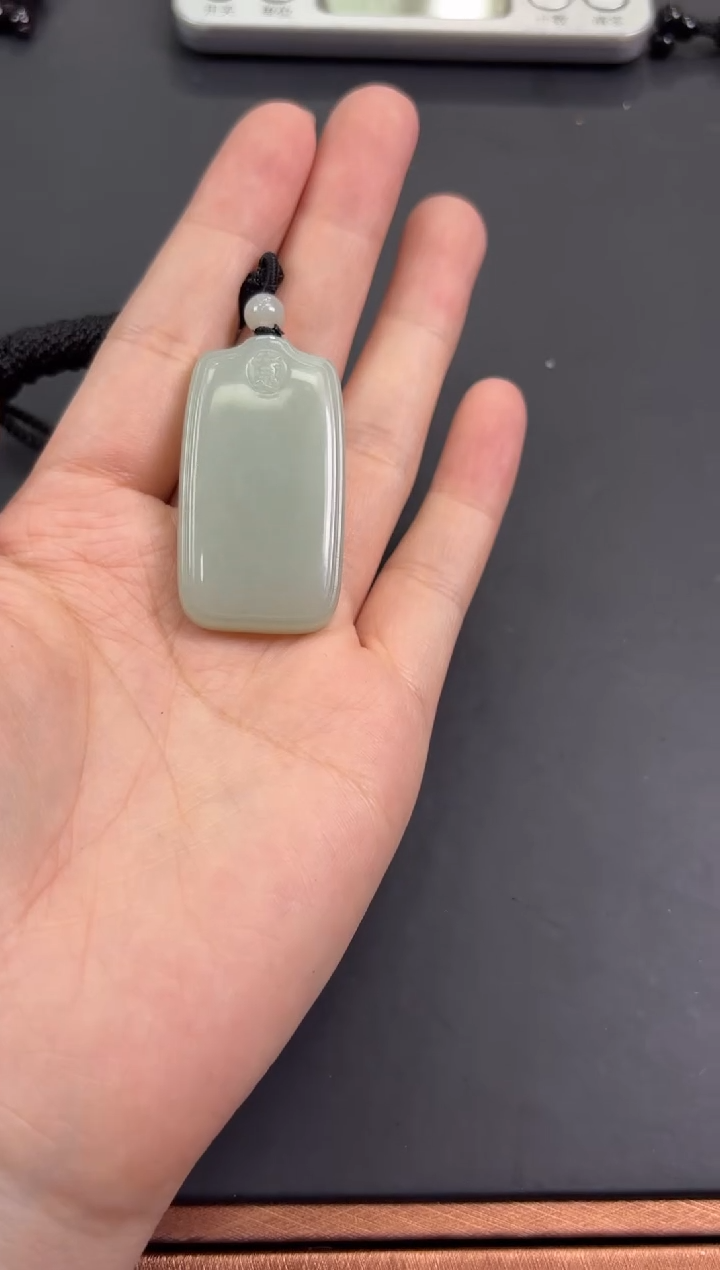 【闪购商品】和田玉吊坠(赠链)未镶嵌且末微色差近矿吊坠