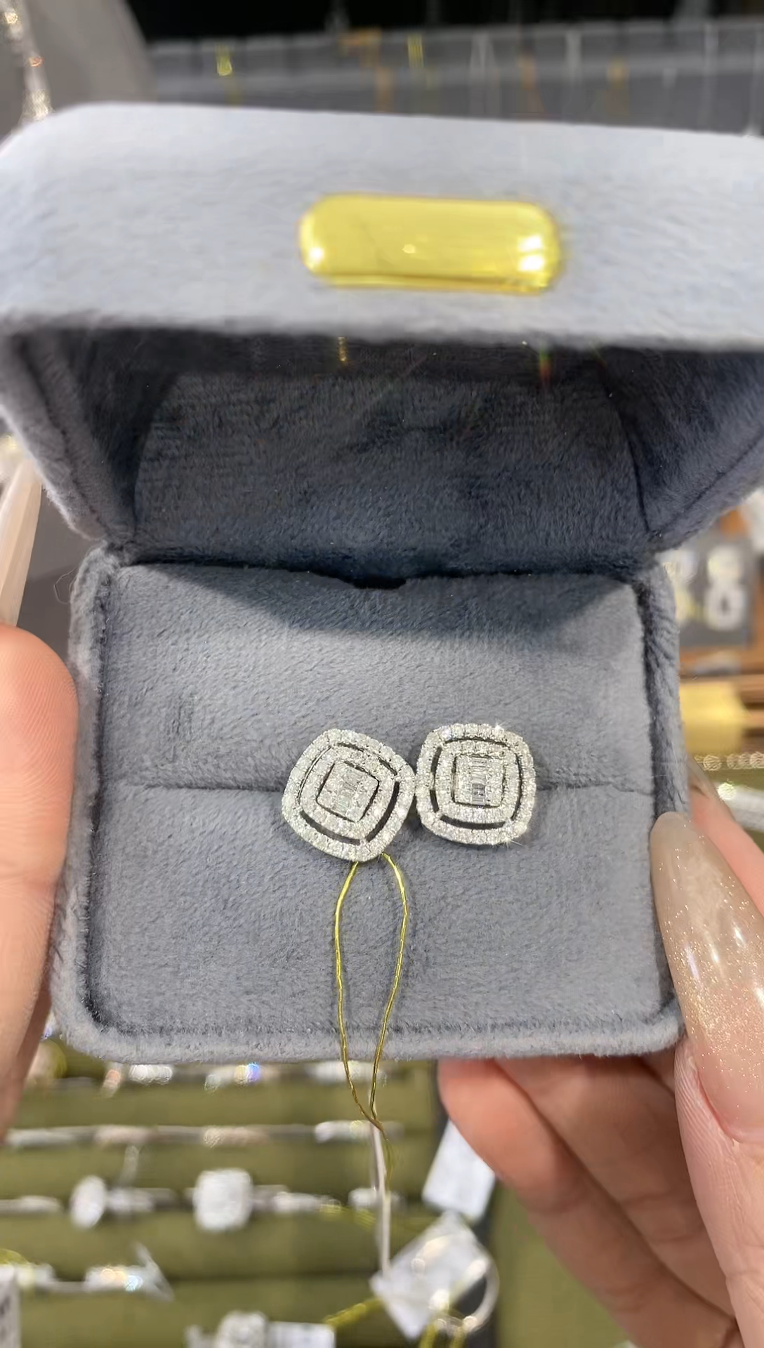 【闪购商品】钻石耳钉18K金镶嵌E864118 两用款方包耳钉 多样性