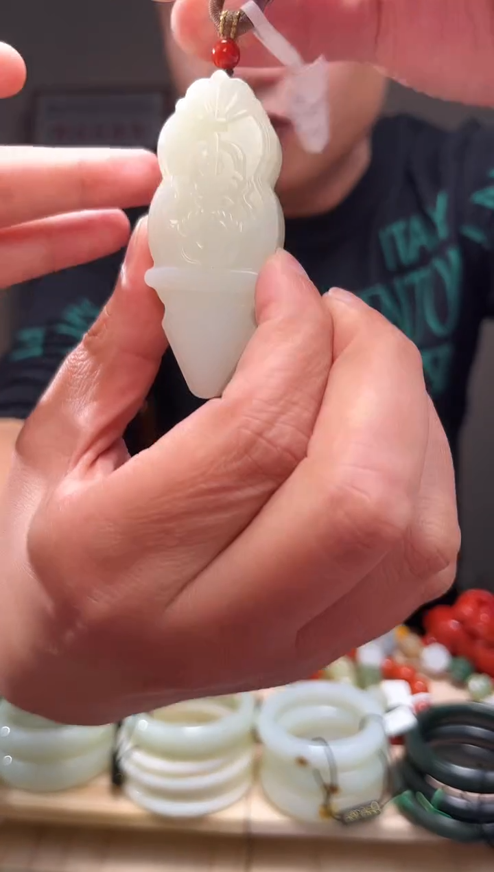 颈饰未镶嵌和田玉吊坠