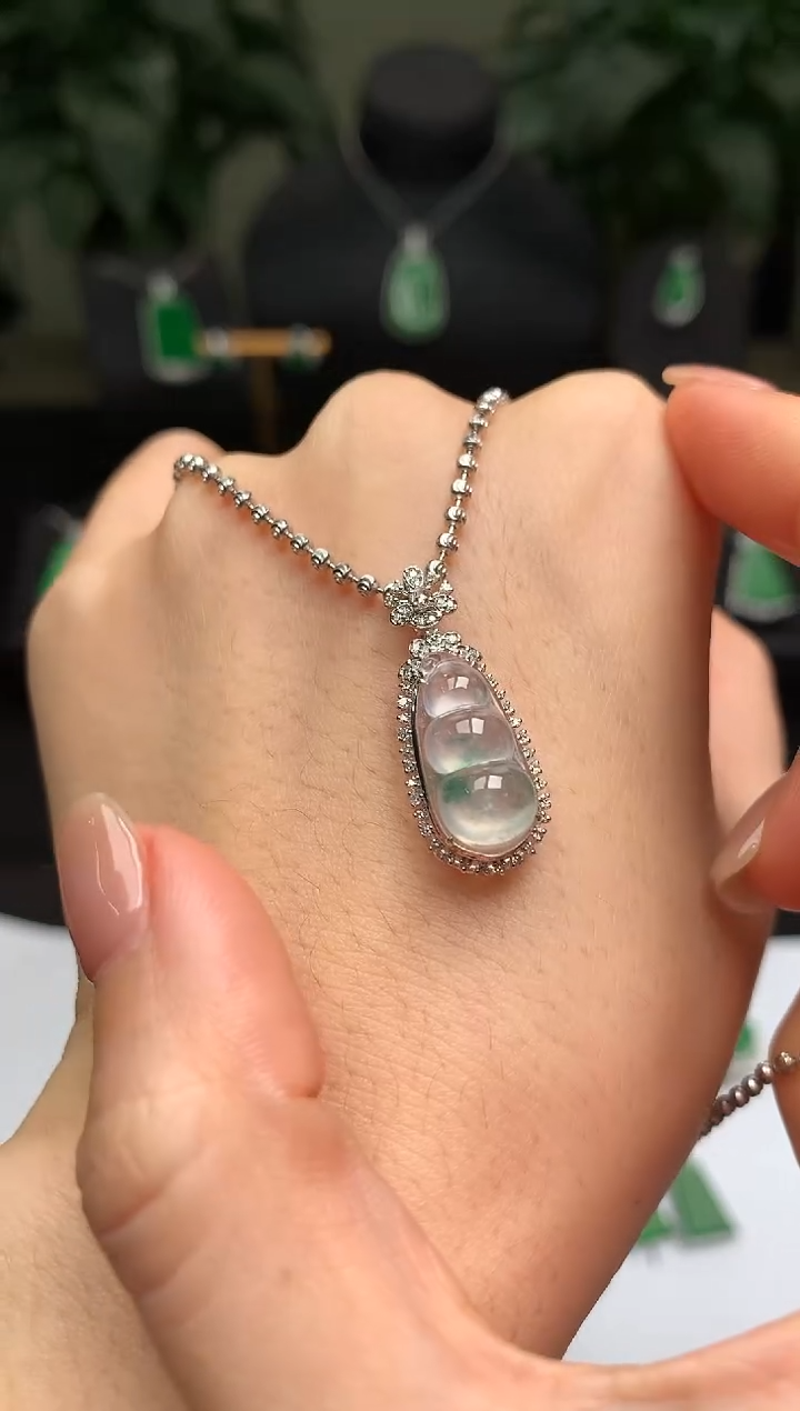 颈饰18K金镶嵌翡翠福豆