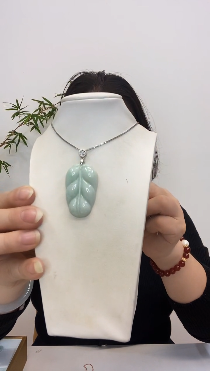 【闪购商品】翡翠吊坠(赠链)未镶嵌叶子