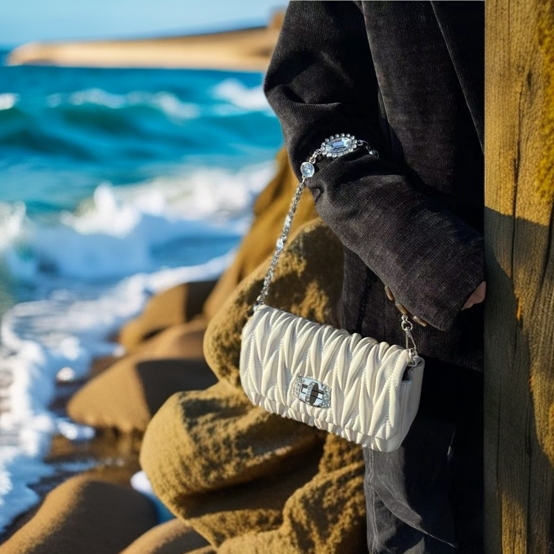 褶皱新款潮单肩镶钻链条包包女斜挎时尚小包网红腋下包