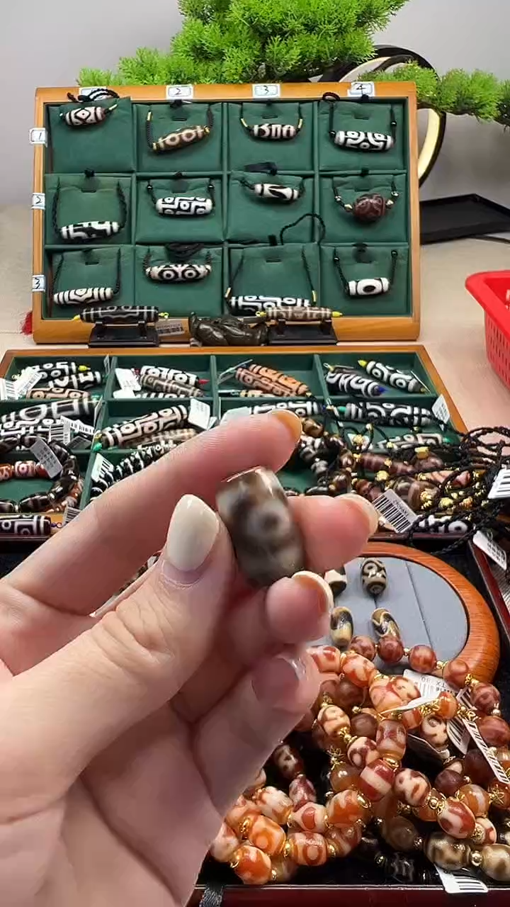 玛瑙/玉髓（覆膜）颈饰未镶嵌3.（微瑕）