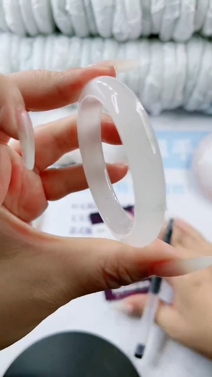 【闪购商品】石英质玉手镯未镶嵌多样性发货L394