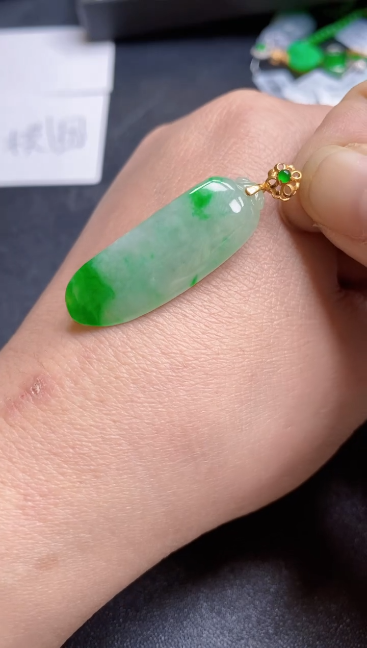 【闪购商品】翡翠颈饰18K金镶嵌吊坠