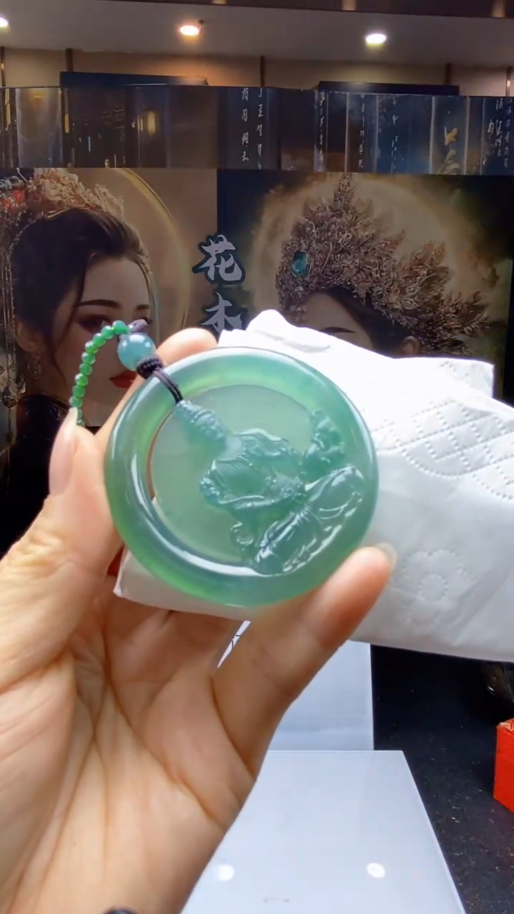 翡翠未镶嵌颈饰      *78