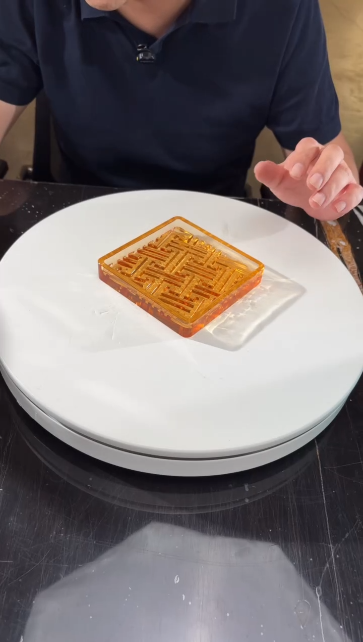 摆件琥珀金万字壶承