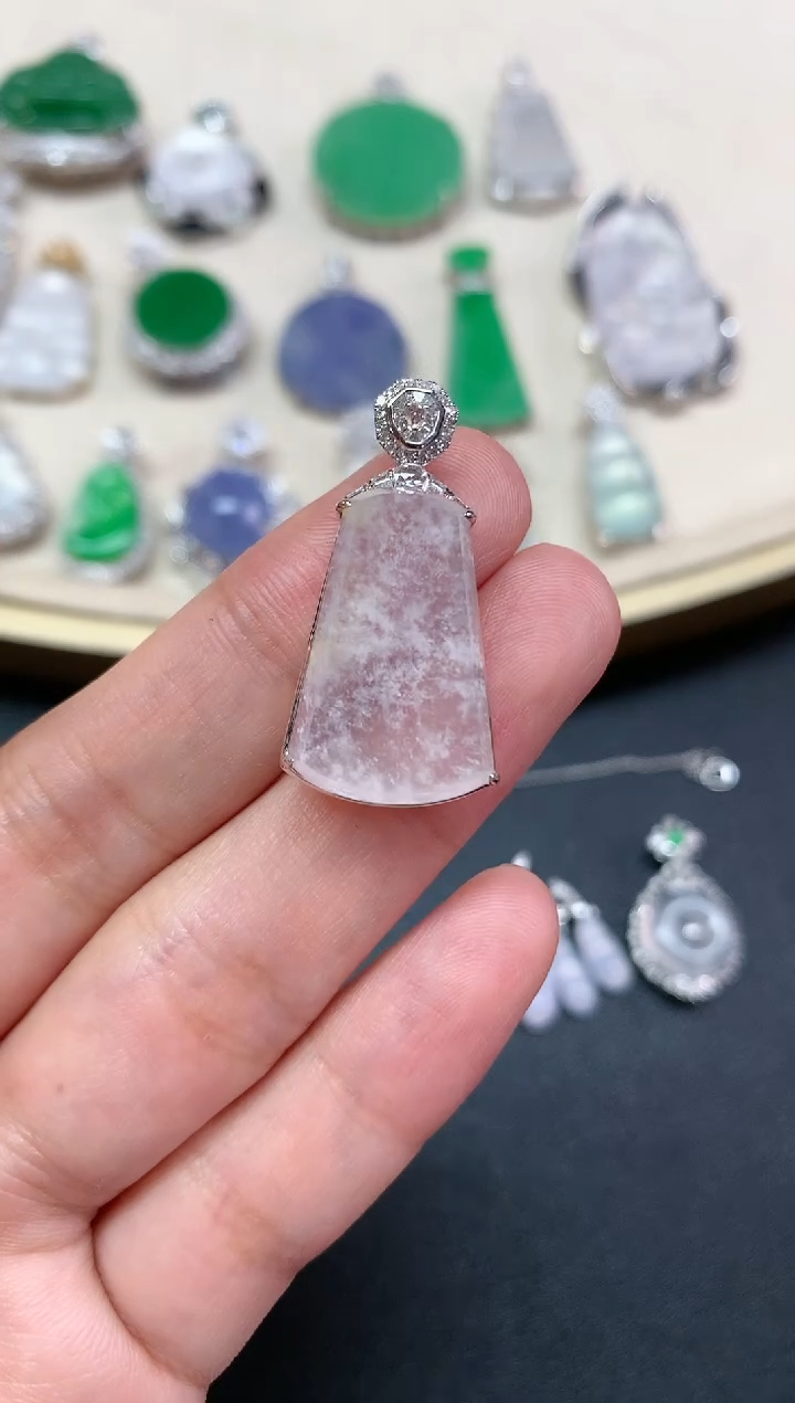 【闪购商品】翡翠吊坠(不含链)18K金镶嵌Q202|6800