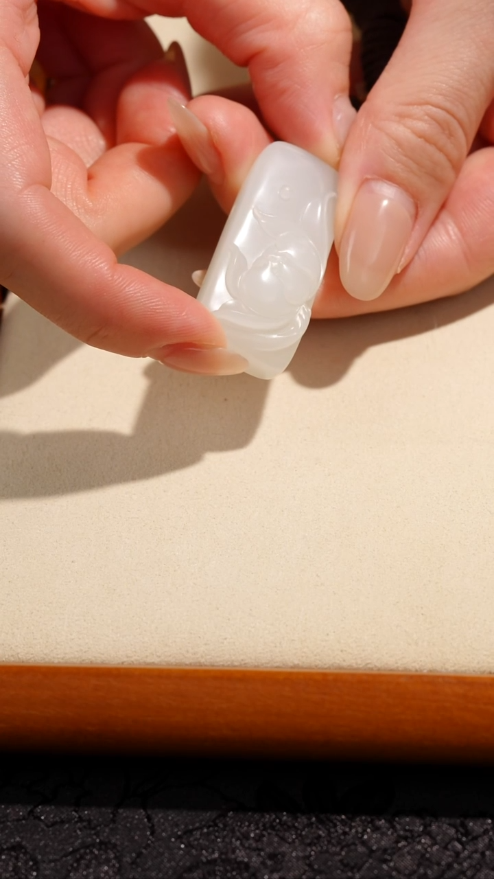 吊坠(不含链)未镶嵌和田玉（白玉）和田玉白玉莲花牌 约18.5克