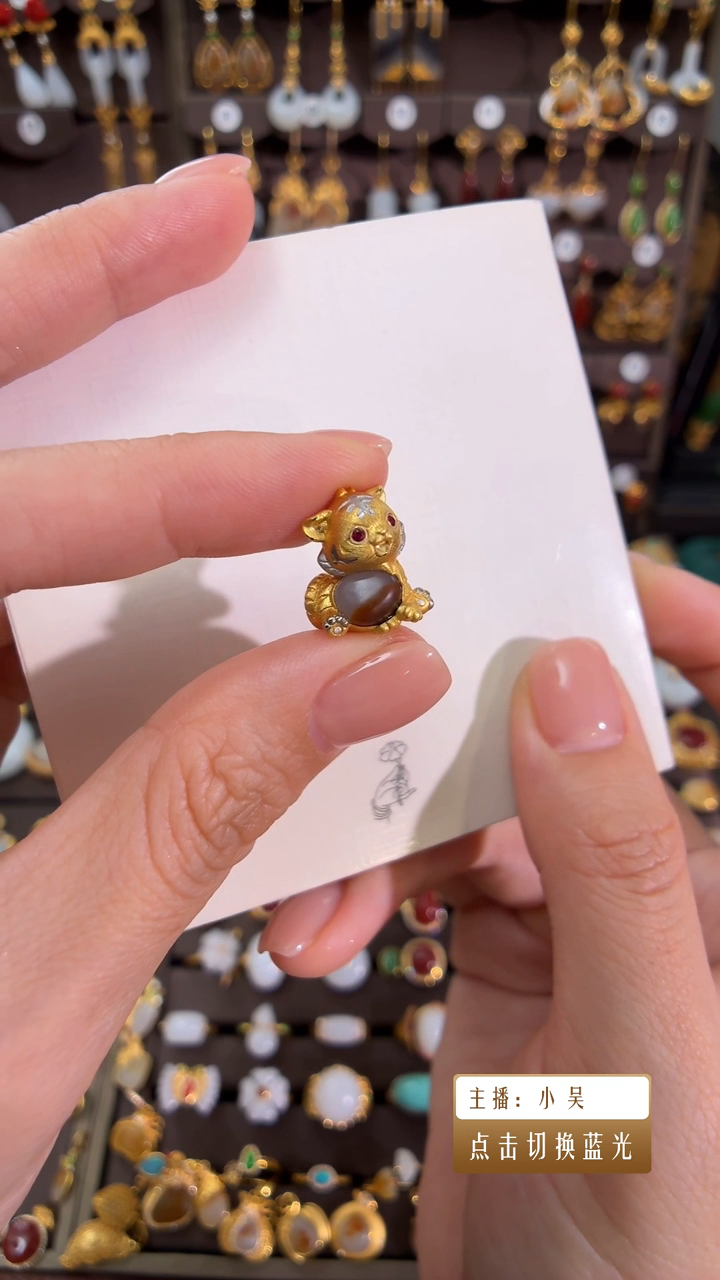 和田玉18K金镶嵌颈饰吊坠