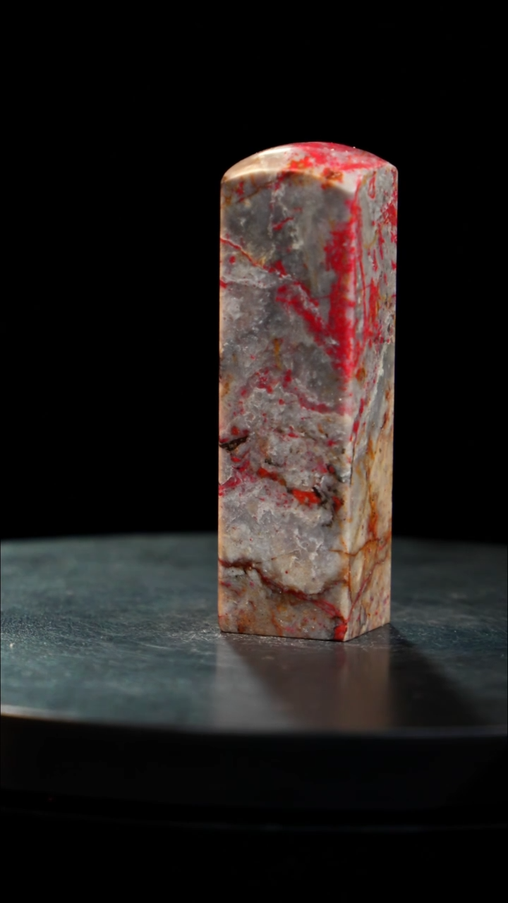 昌化石牛角鸡血石