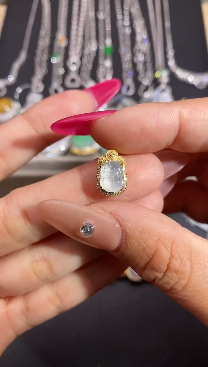 颈饰18K金镶嵌翡翠吊坠