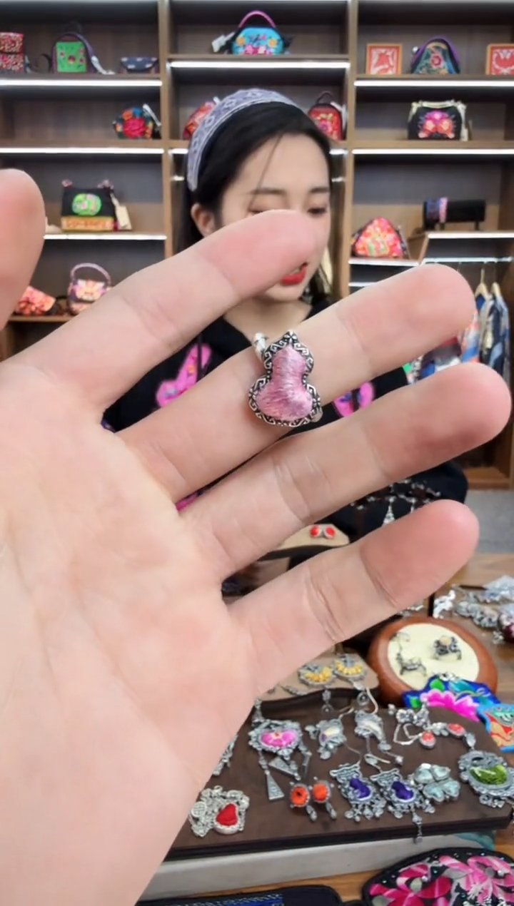 【闪购商品】织绣202蒙阿苏苗绣传承