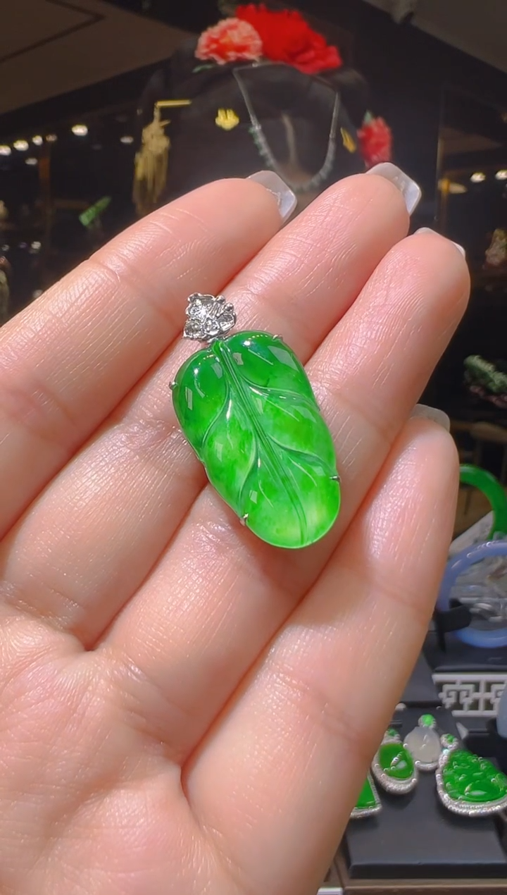 【闪购商品】翡翠吊坠(赠链)18K金镶嵌051     