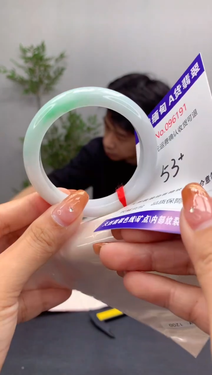 未镶嵌手镯翡翠有纹，完美者勿拍