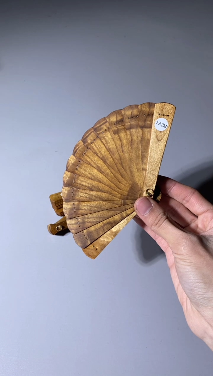 【闪购商品】金丝楠木雕132号10cm金丝楠木小叶桢楠掌中扇