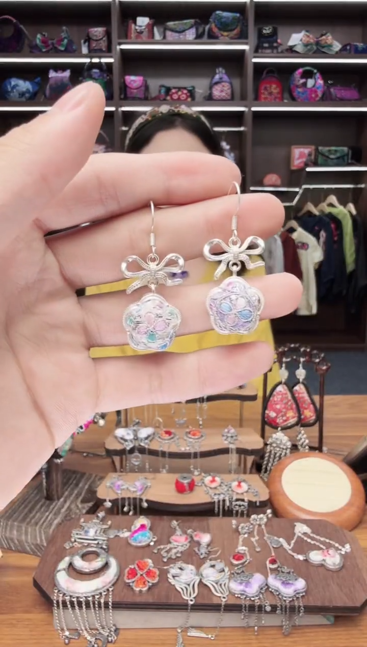 织绣173蒙阿苏苗绣传承店