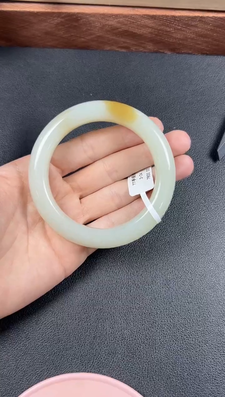 和田玉手镯未镶嵌且末金山微色差60手镯J