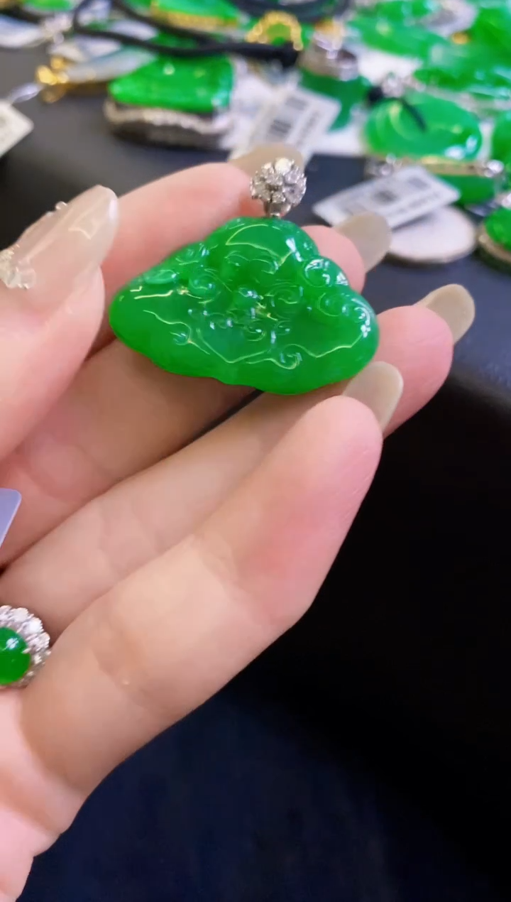 【闪购商品】定制翡翠18K金镶嵌吊坠