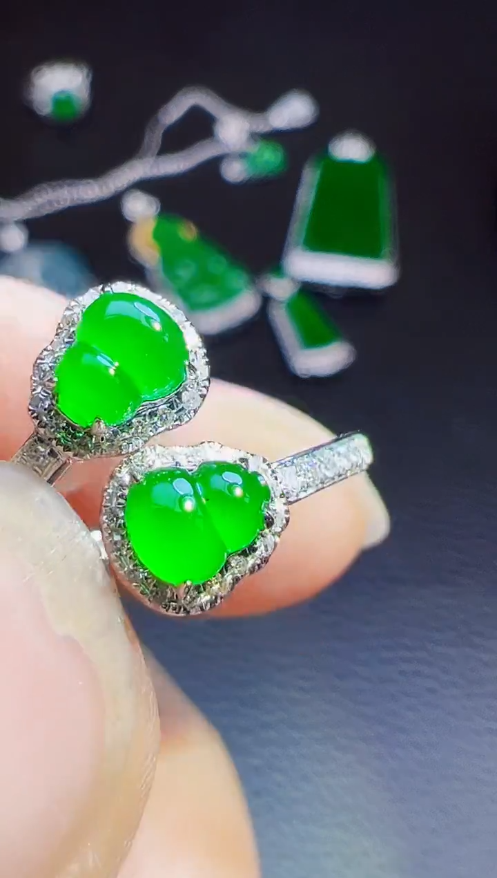 18K金镶嵌戒指翡翠半*翡翠