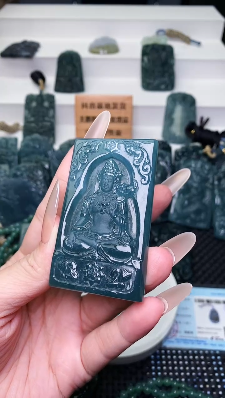 颈饰未镶嵌翡翠 