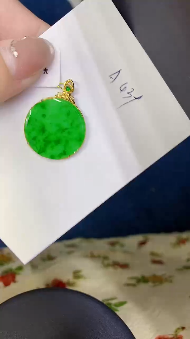 颈饰18K金镶嵌翡翠缅甸天然翡翠A货