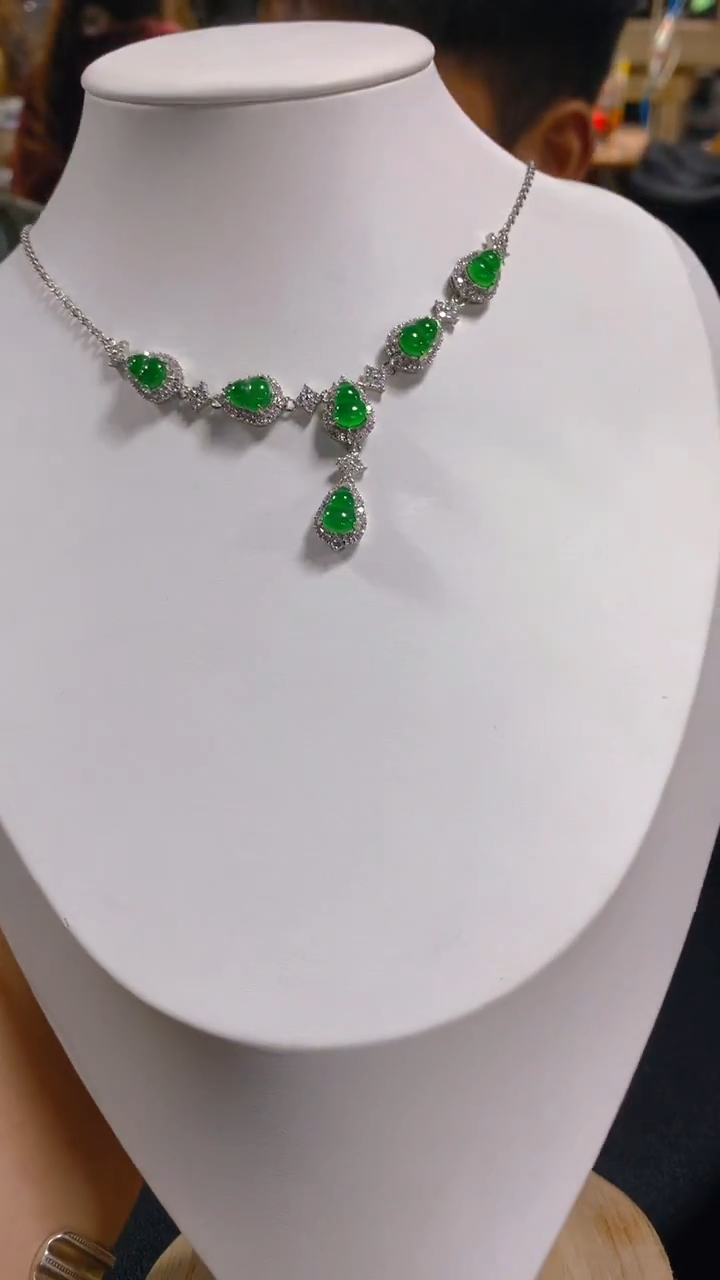 【闪购商品】翡翠吊坠(赠链)未镶嵌0666020053多样性发其一