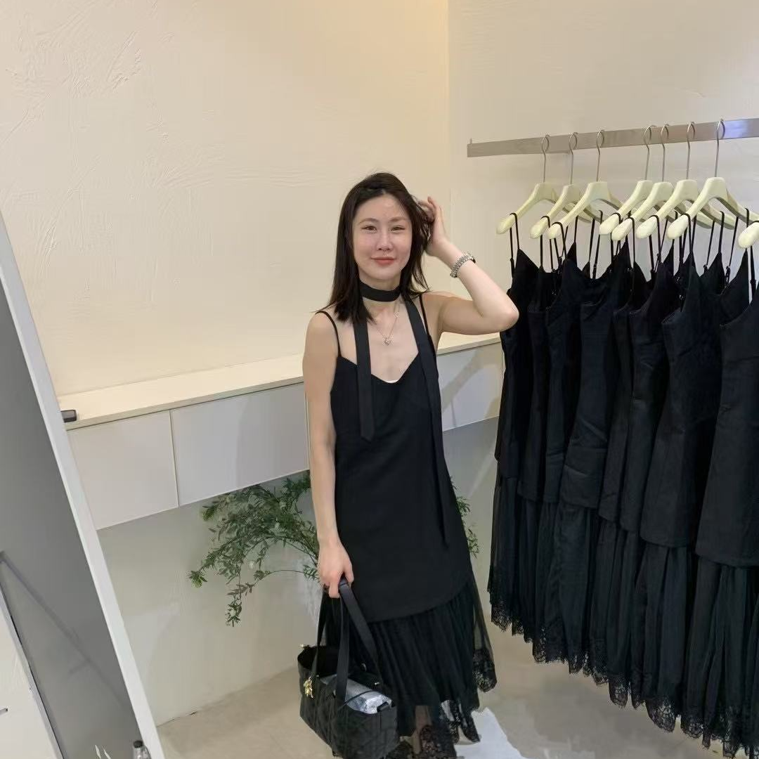 82510京都大小姐 真的很惊艳下摆重工蕾丝吊带裙