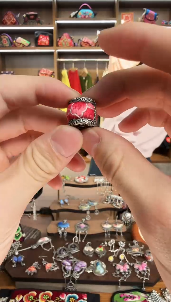 【闪购商品】织绣137蒙阿苏苗绣传承