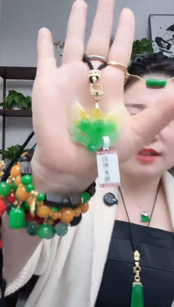 吊坠(赠链)未镶嵌翡翠黄加绿狐狸吊坠