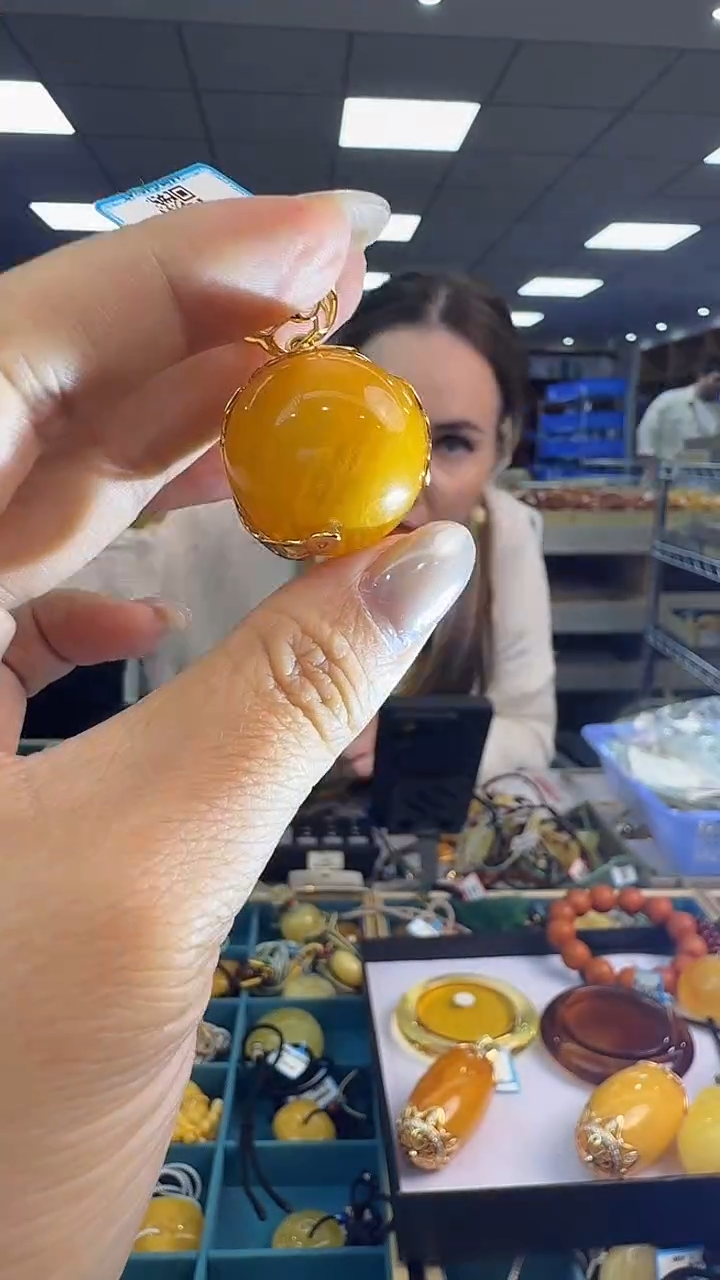 琥珀颈饰未镶嵌279秒拍号 假一罚三 