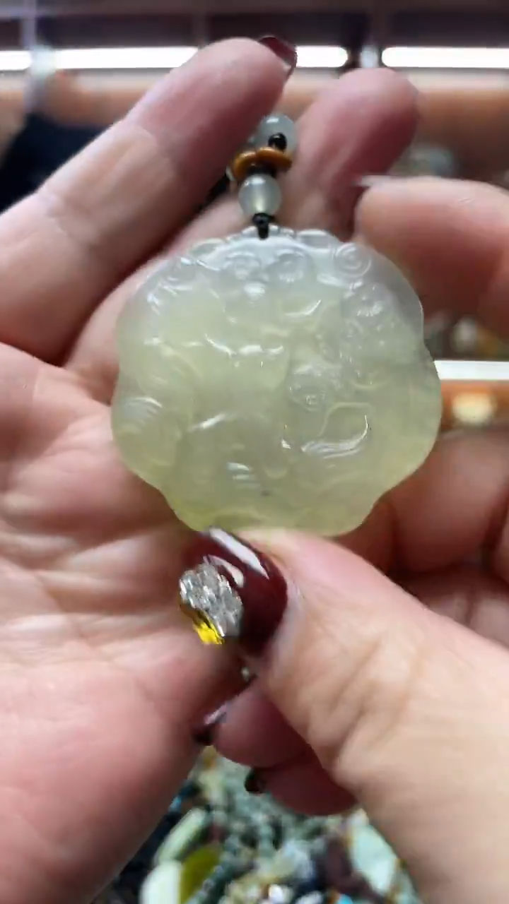 未镶嵌蛇纹石玉吊坠     