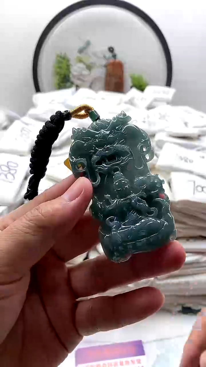 翡翠未镶嵌颈饰大势至