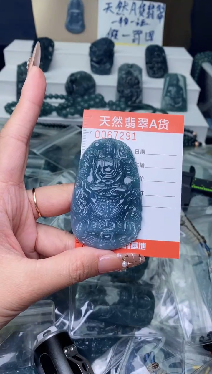 翡翠未镶嵌颈饰···········