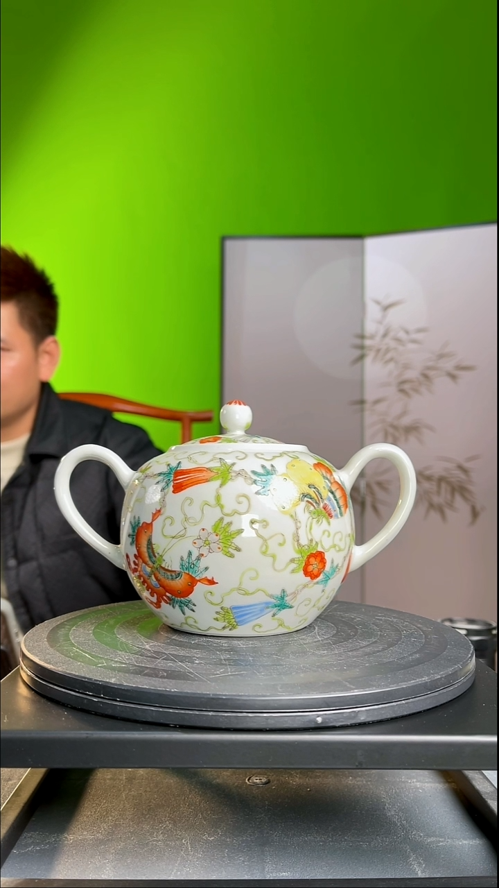 茶器神***子粉彩蝴蝶花茶叶罐