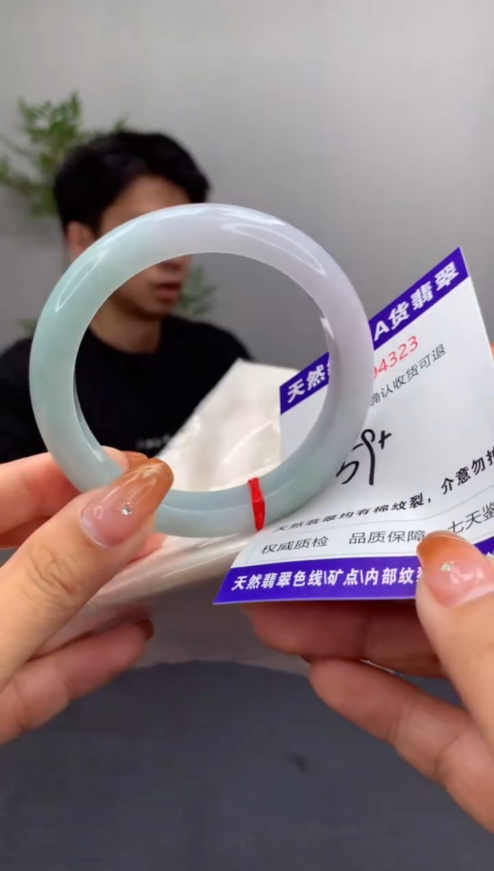 未镶嵌手镯翡翠有纹，完美者勿拍