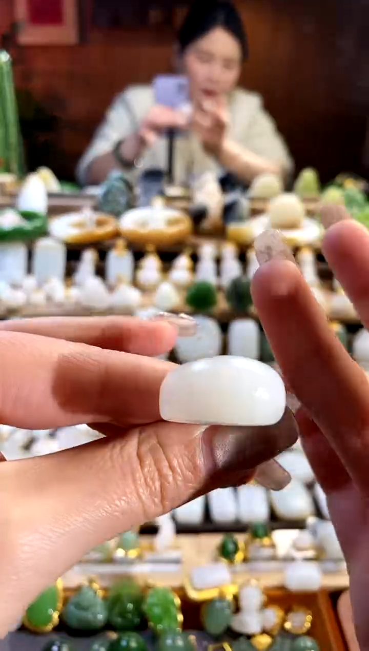 【闪购商品】和田玉戒指未镶嵌。