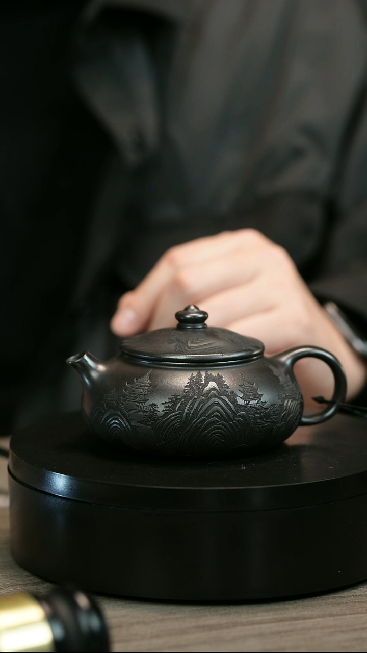 茶壶紫砂富*哥H1823李传荣石黄刻绘寒江