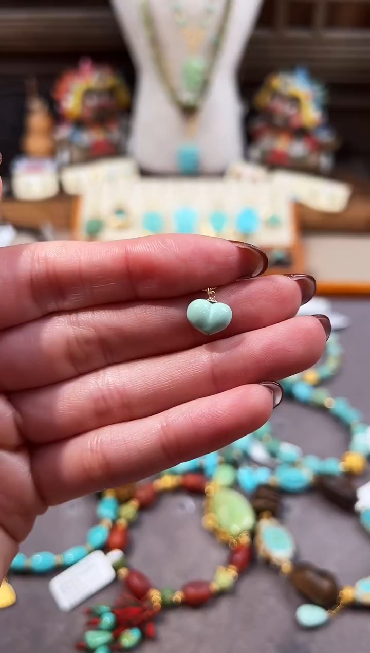 18K金镶嵌绿松石提溜爱心屁桃