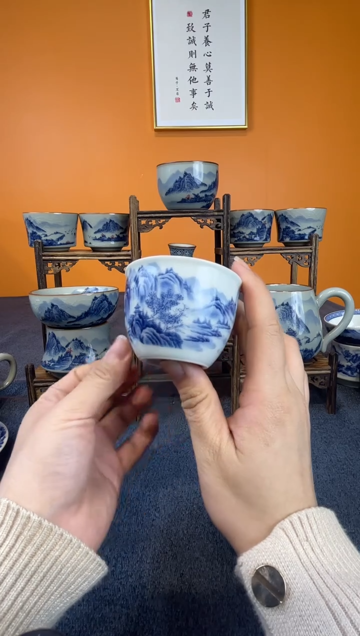 行**疆景德镇釉里红1盖碗1茶漏1公道杯1主人杯