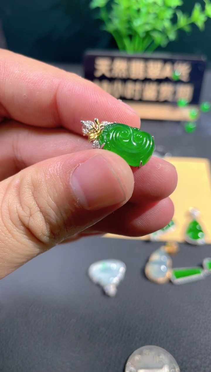 【闪购商品】翡翠颈饰18K金镶嵌翡翠